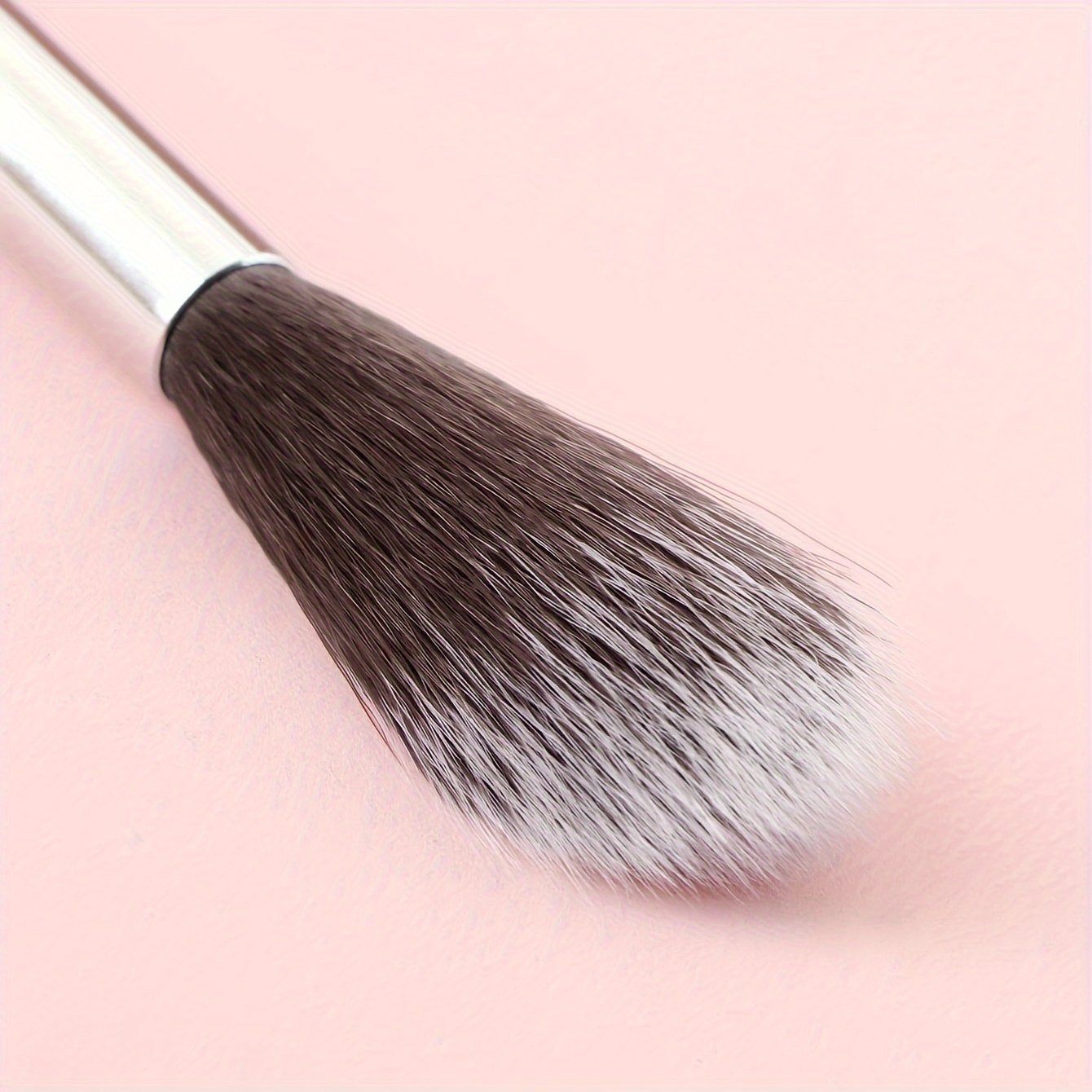 High-quality nylon bristles highlighter brush