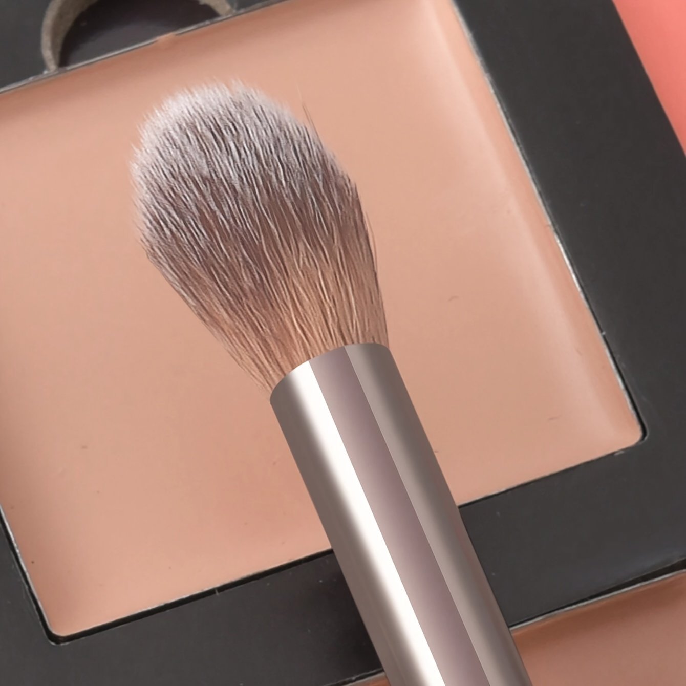 Ergonomic highlighter brush with synthetic bristles